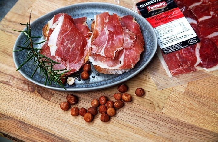 ¿Por qué se emplea plástico en la conservación de los embutidos?